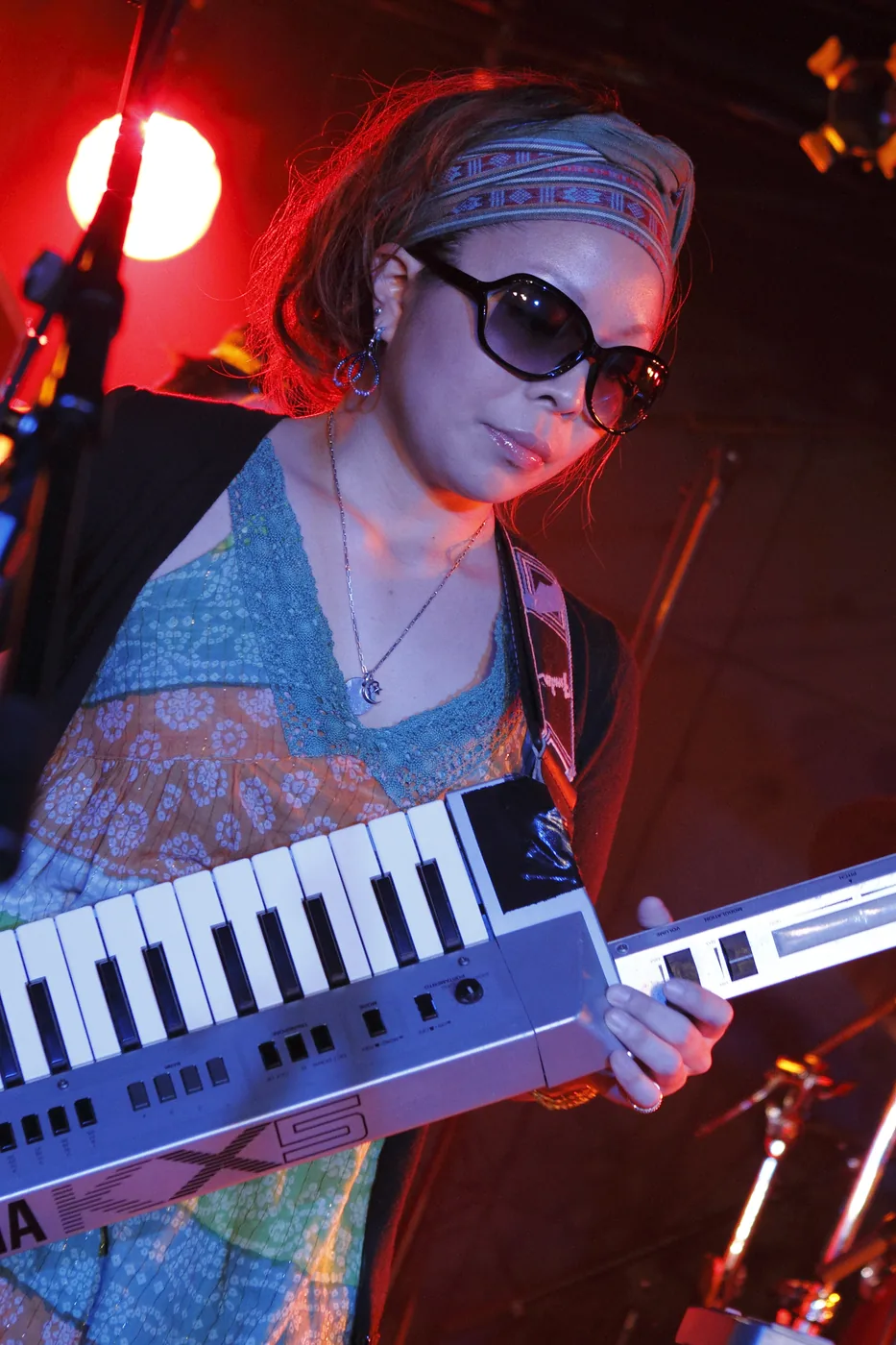 ショルダーキーボードを演奏するちわわのライブ写真