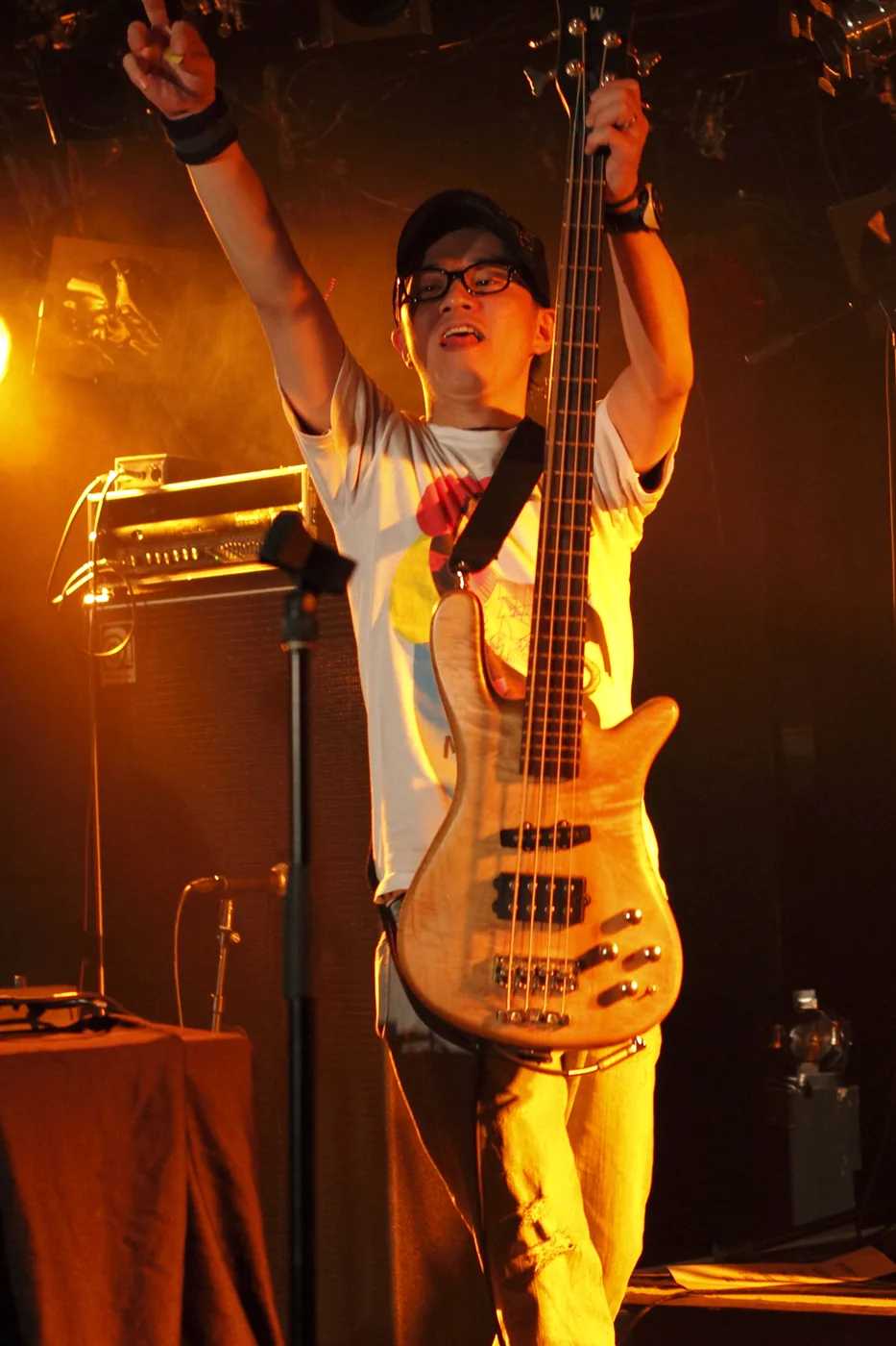ベースを構えるトクマサのライブ写真