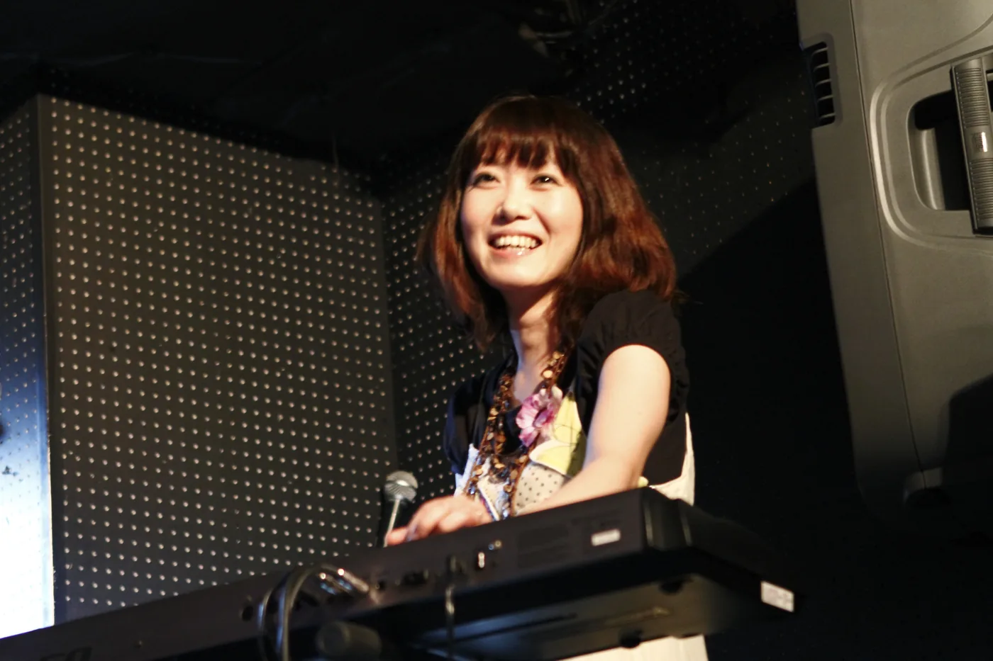 キーボードを演奏するミホコのライブ写真